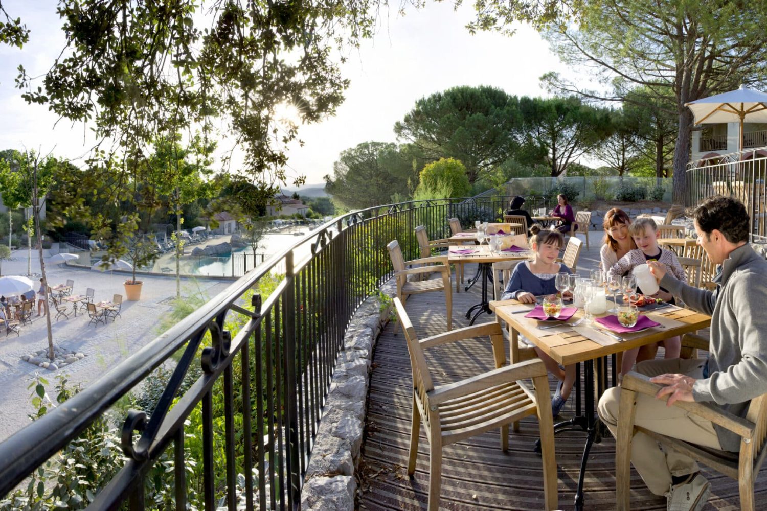 Famille au petit déjeuner